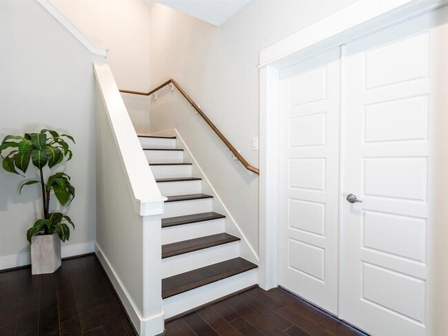 Building Photo - 1027 W 24th St