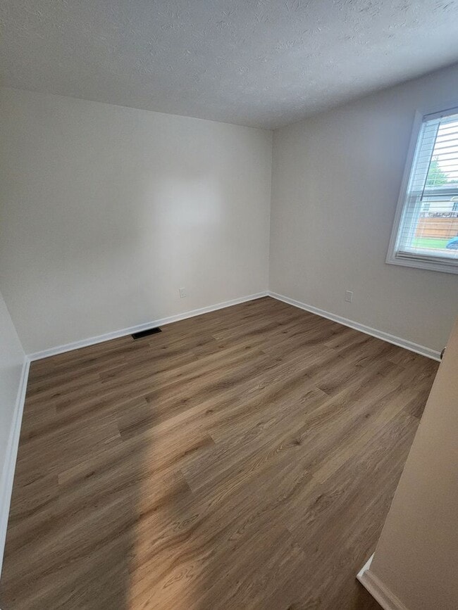 Building Photo - For Rent – Beautiful 3-Bedroom Split-Level...