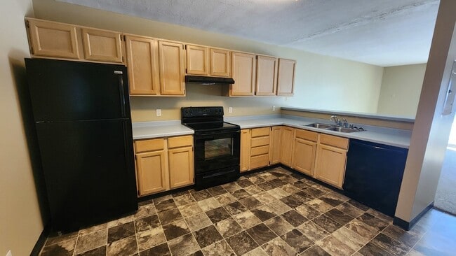 Building Photo - 2 Bedroom, 1 1/2 Bathrooms With Attached Garage! Available May 1st!