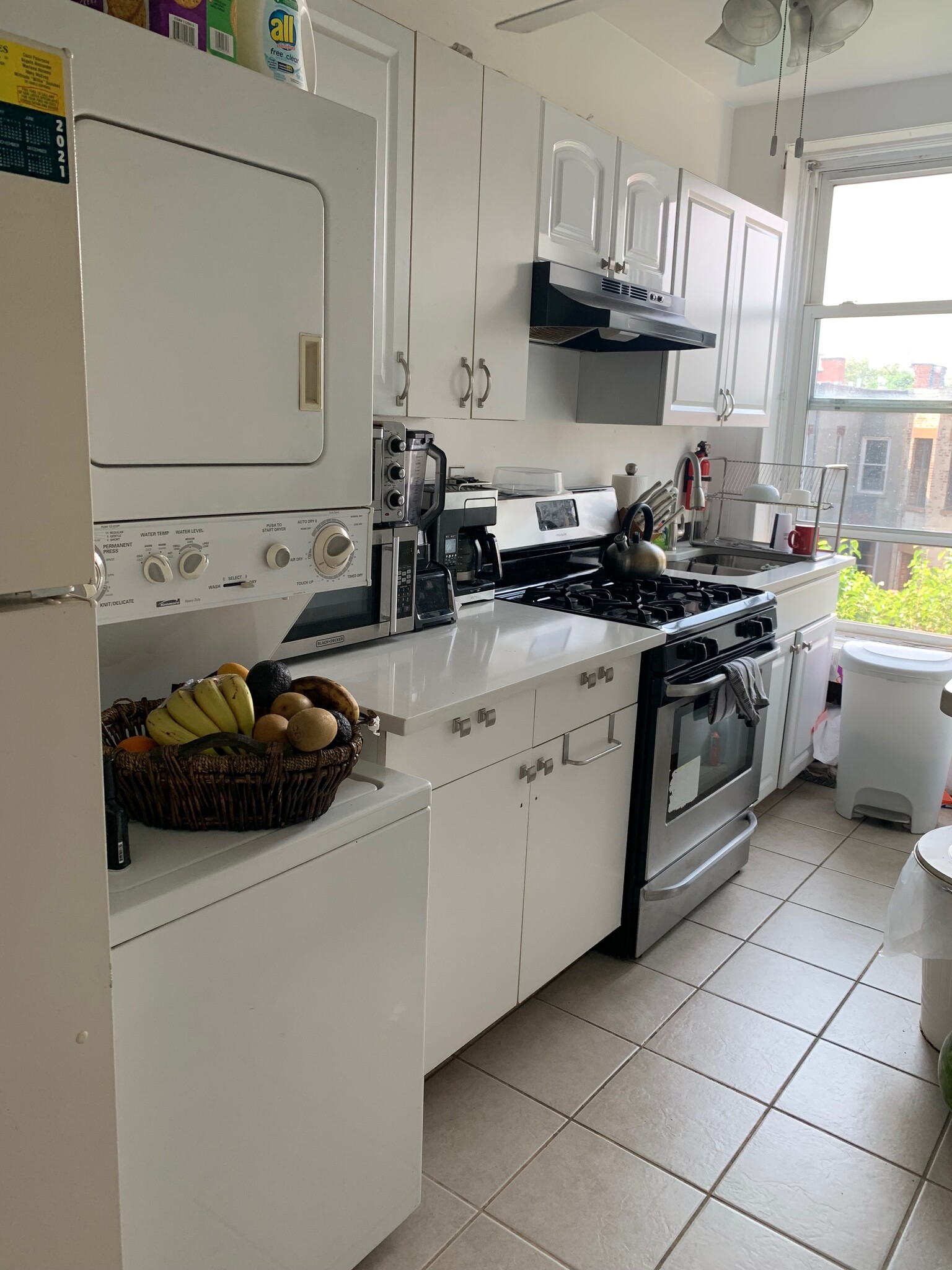 Kitchen with gas stove & washer dryer - 292 Jefferson Ave