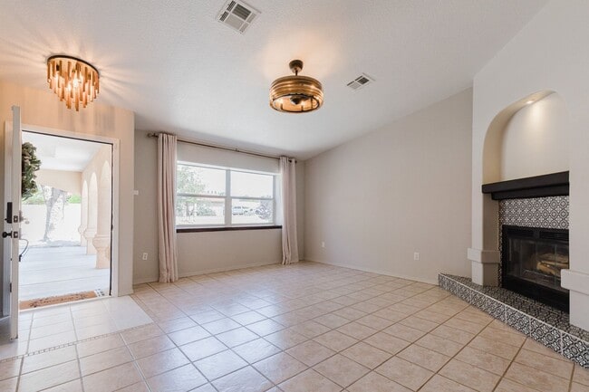 Building Photo - MOVE IN SPECIAL: $500 off the First Month ...