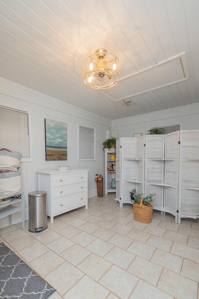 Building Photo - 944 Lakeview Dr