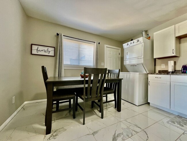 Building Photo - Welcoming Two Bedroom Apartment on Whitaker