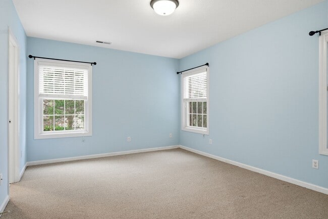 Building Photo - 4 Bed/3 Bath. Pet Friendly. Master on Main