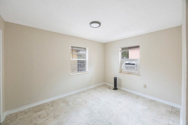 Building Photo - 1116 Upton Ct S