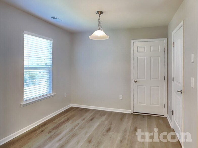 Building Photo - 4416 Lyman Ave