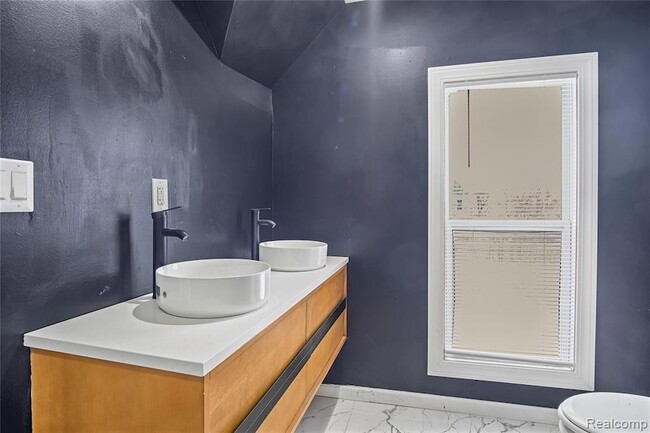 Building Photo - 671 Clairmount Ave