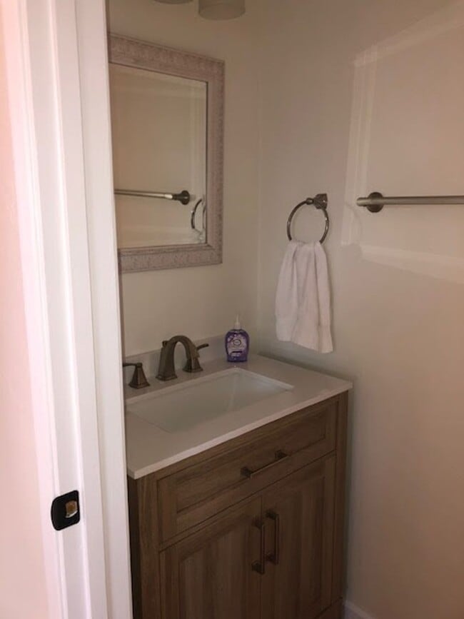 Building Photo - 2 bed 1.5 bath Apartment