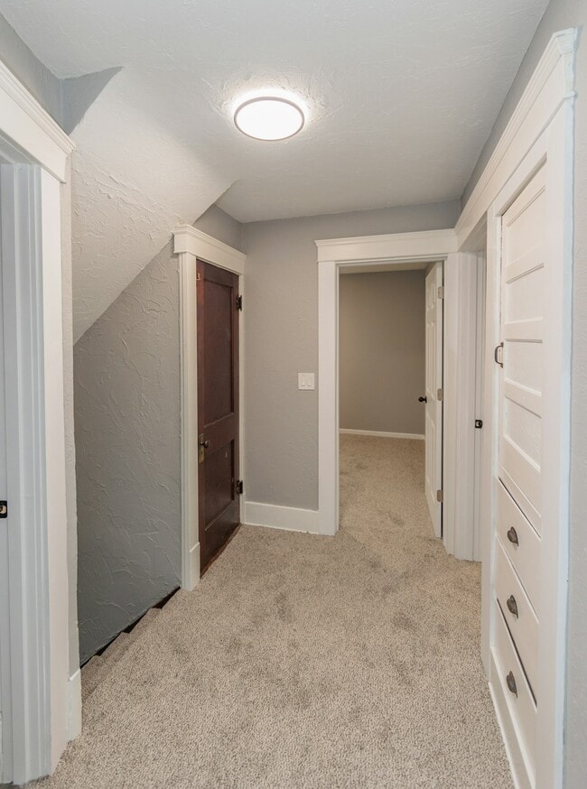 Building Photo - 1038 W 11th St