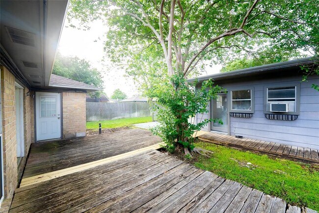 Building Photo - 14110 Greenway Dr