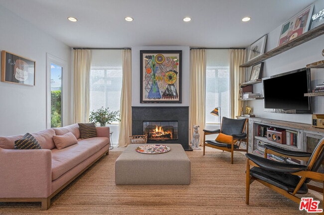 Building Photo - 835 Superba Ave