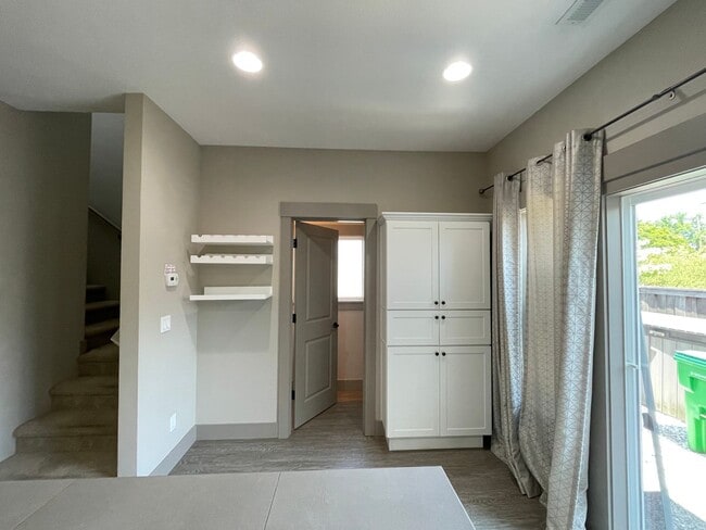 Building Photo - Incredible 2 Bed 1.5 Bath + Den  in N Portland near Peninsula Park! A/C and More!