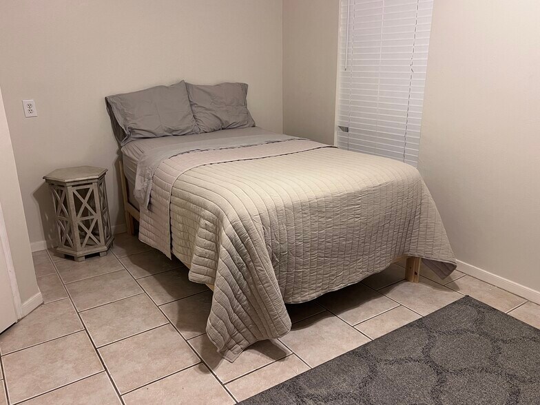 Building Photo - 2324 Sheridan St