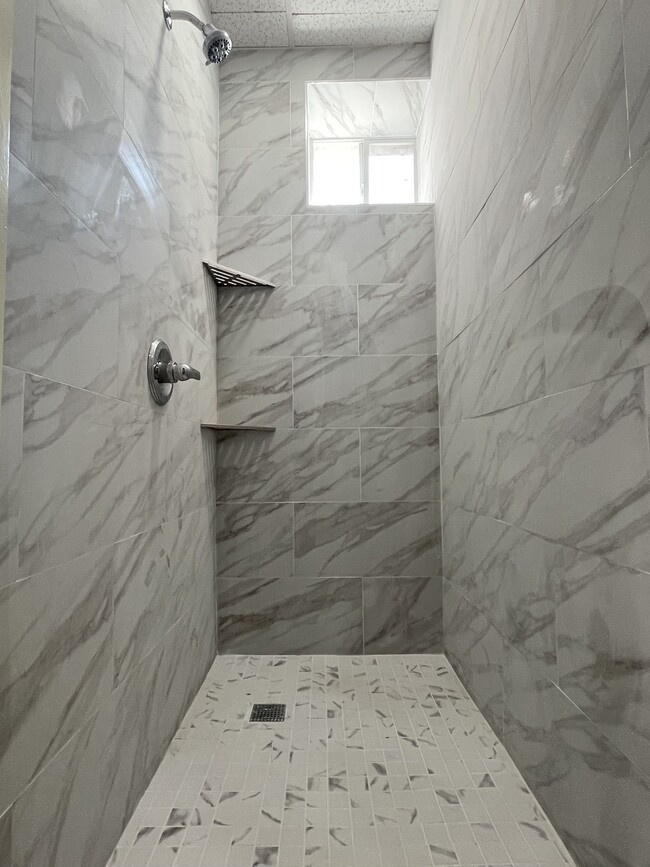 shower room - 923 Arch St