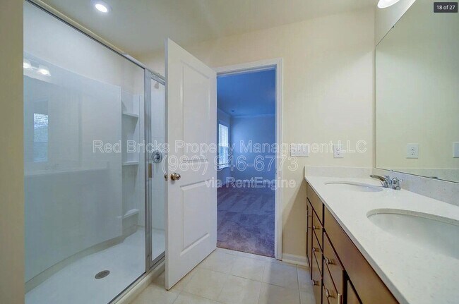 Building Photo - 7015 Thornrose Dr