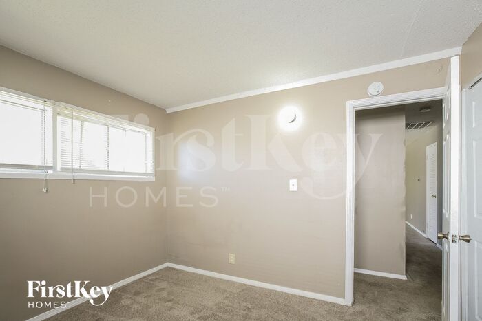 Building Photo - 4834 N Kenyon Dr