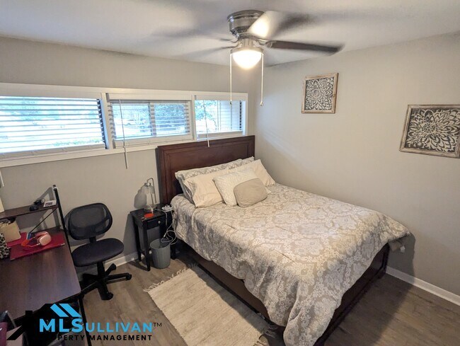 Building Photo - 4100-4105 Five Oaks Dr