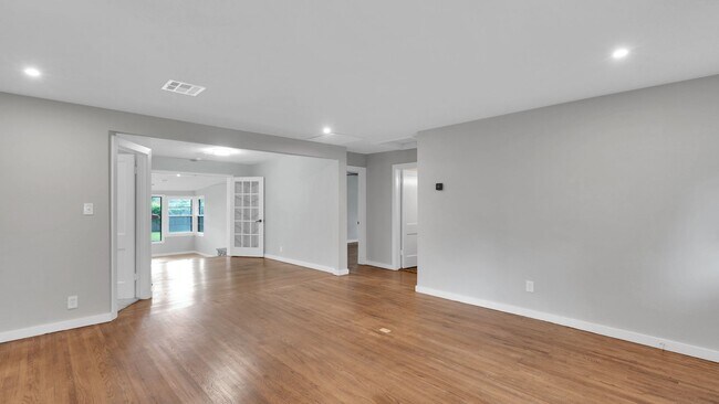 Building Photo - 217 E 33rd Pl