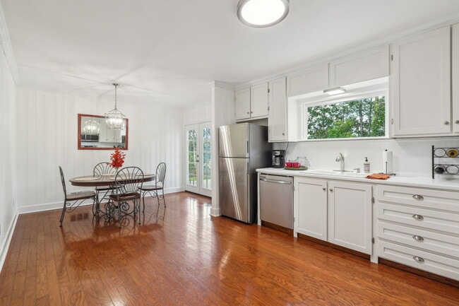 Building Photo - 821 Lakemont Dr