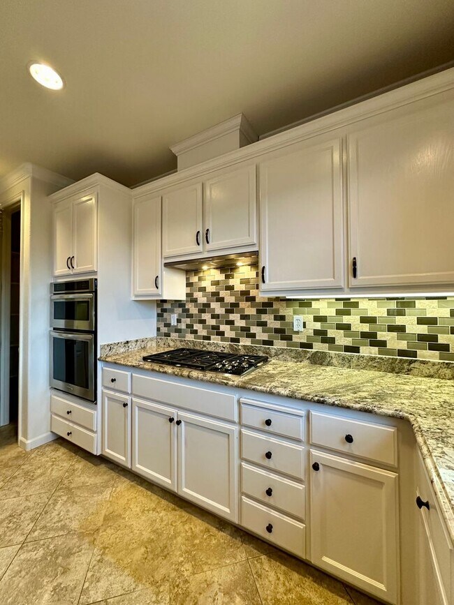 Building Photo - Large 4 Bedroom House in Hiddenbrook Commu...