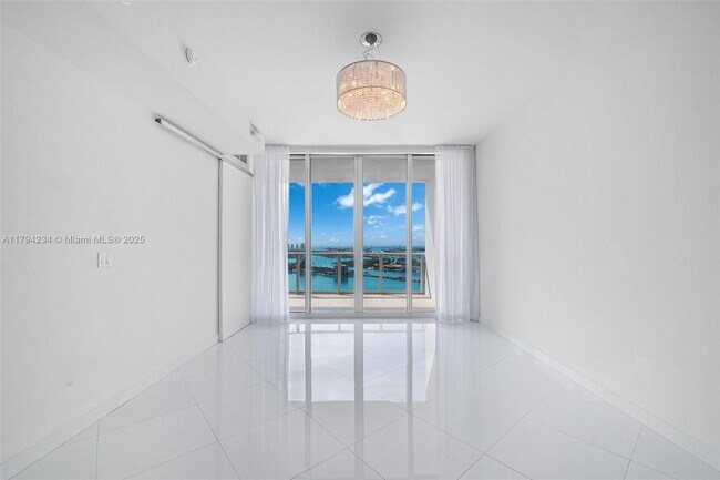 Building Photo - 2020 N Bayshore Dr