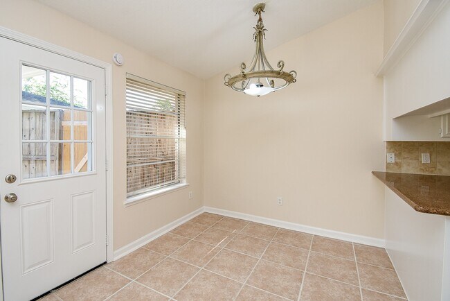 Building Photo - 2835 Pepperwood Dr