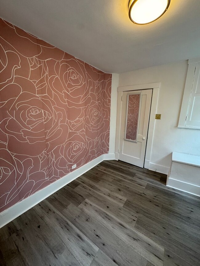 Building Photo - 3 Bedroom 1.5 Bath in Dormont! Off Street ...