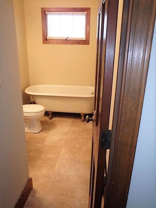 Building Photo - Unique 3 Bed 2 Bath Cabin In The Heart of Columbia!