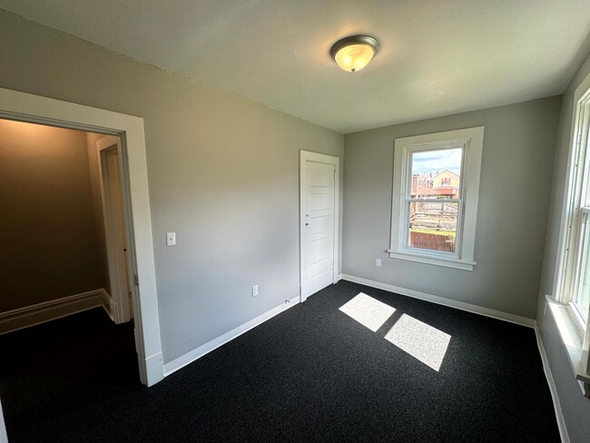 Building Photo - Lovely Two Bedroom Townhome with Fenced Yard