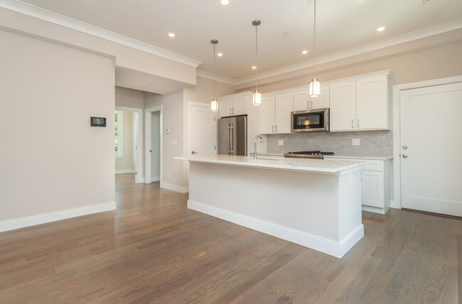 Building Photo - Check out this Jp Listing