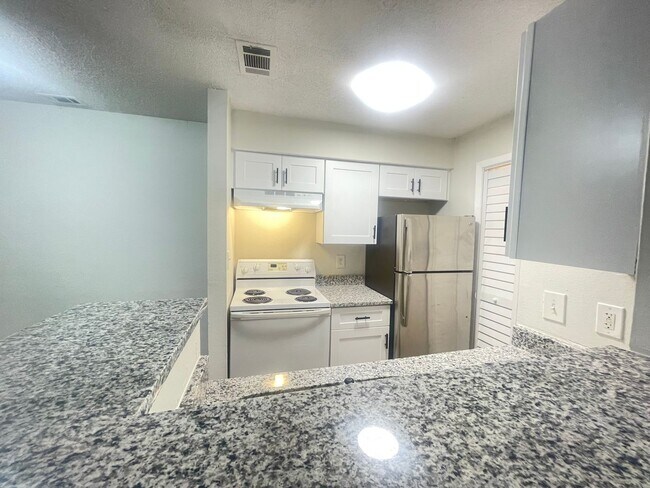 Building Photo - 1 Bed / 1 Bath Condo in Gated Comm. In Alt...