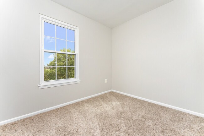 top floor bedroom 2 - 44132 Mistletoe Ter