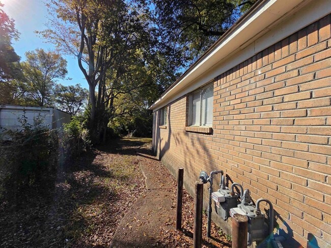 Building Photo - 3443 Rosamond Ave