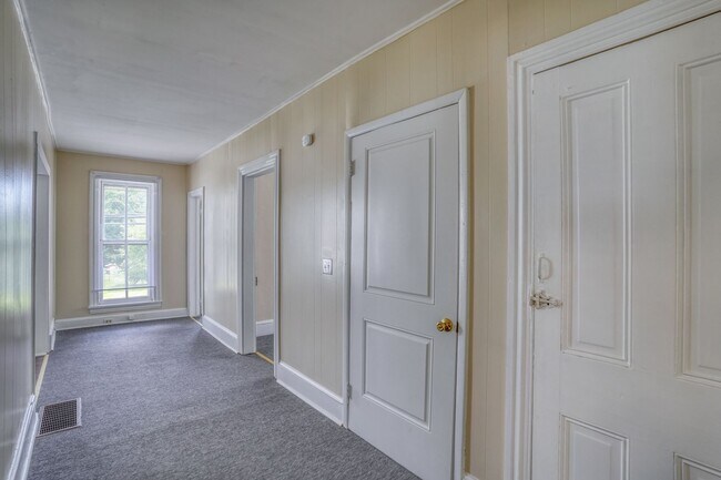 Building Photo - 132 W Mt Vernon St