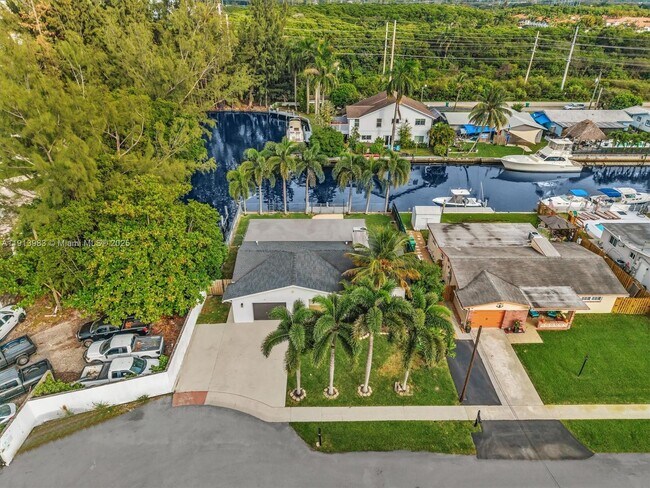 Building Photo - 4500 SW 42nd Terrace