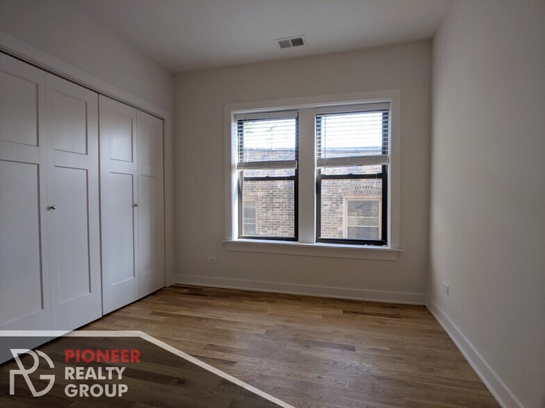 Building Photo - 2205 W Eastwood Ave