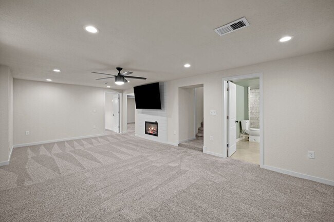 Building Photo - Gorgeous North Side Home With Shop!