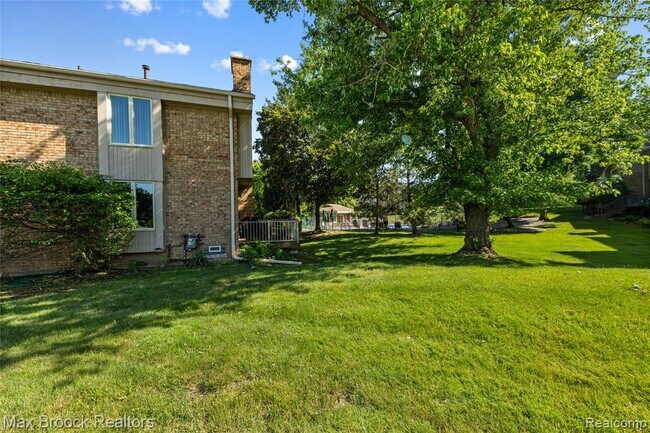 Building Photo - 704 Oakbrook Ridge Dr