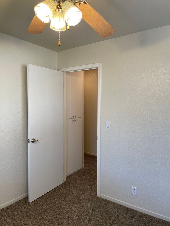 Building Photo - Chico 3 bed 2 bath Condo, Pool, Reserved Parking, upstair unit. newly refurbished
