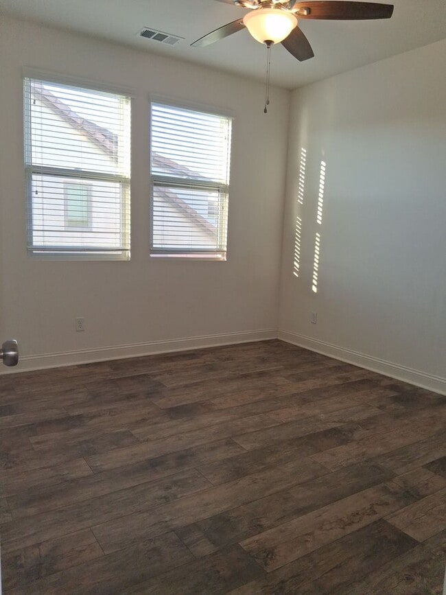 Building Photo - East end Ventura  5 Bed 5 Bath