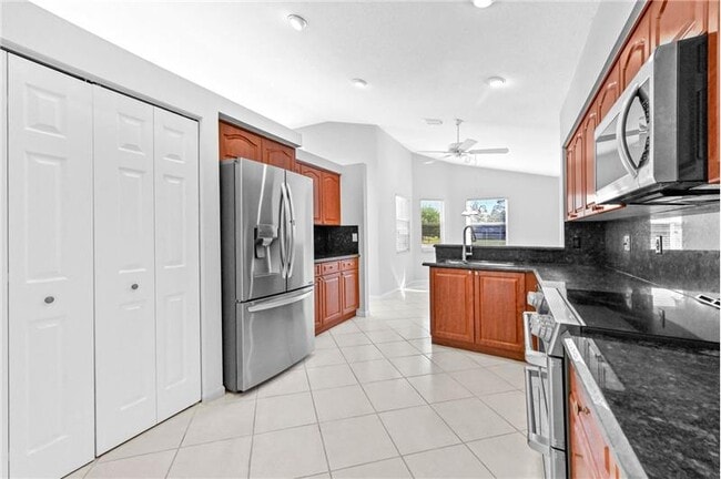 Building Photo - 14066 Glenlyon Ct