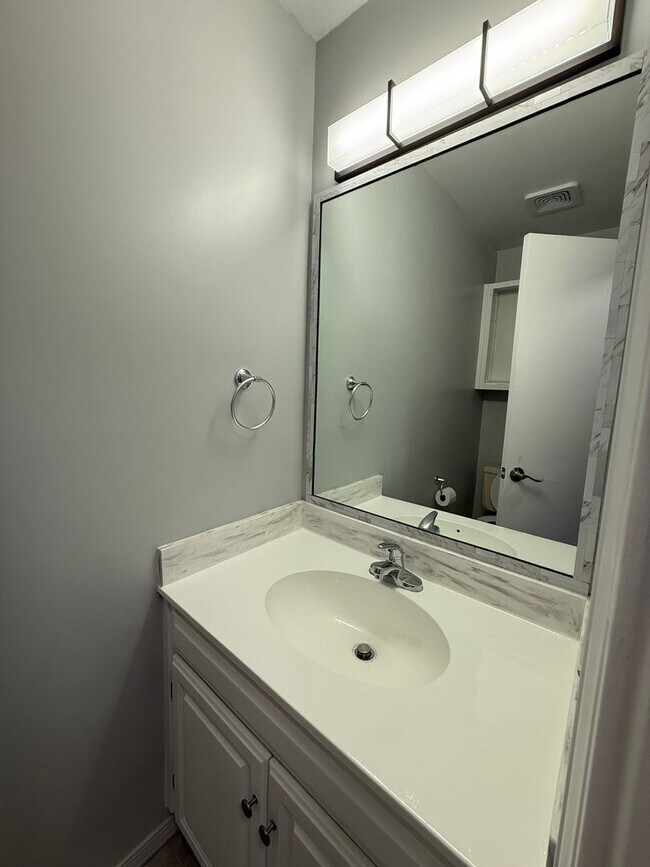 Building Photo - Nice 3 bedroom 2.5 bath near Jenks HS