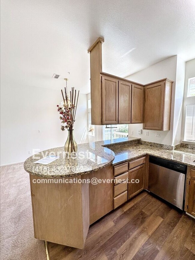 Building Photo - Lovely 2-Bedroom Townhome: Comfort and Con...