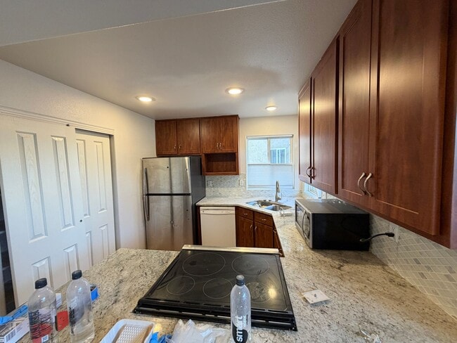 Building Photo - Premier Location!