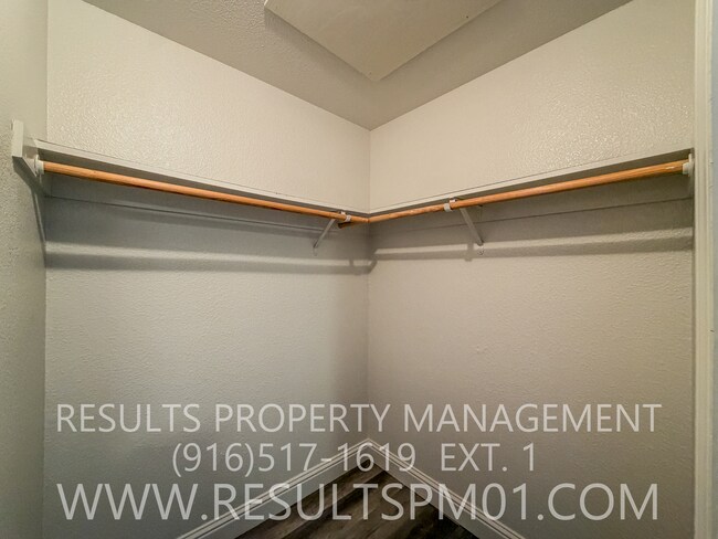 Building Photo - 1 Bed 1 Bath Roseville Condo with Attached Garage