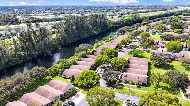 Building Photo - 570 Woodgate Cir