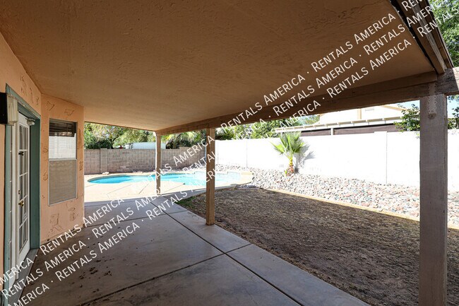 Building Photo - 1105 N Quail