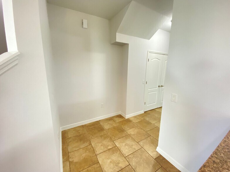 Building Photo - 3 Bedroom / 2.5 Bath / 2 Car Garage Townho...