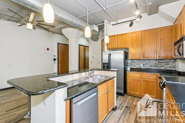 Building Photo - Lofts at St. Francis! 2 bed/2 bath for rent