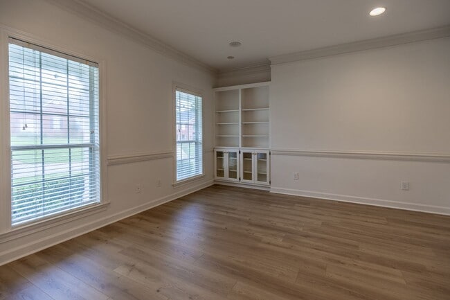Building Photo - 212 North Cir